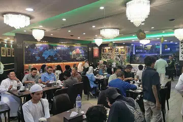 MAJLIS BERBUKA ERATKAN SILATURAHIM: Masyarakat Melayu/Islam S'pura di UAE anjurkan majlis berbuka puasa dari masa ke masa (foto atas dan foto bawah). - Foto-foto ROSEBI MOHD SAH