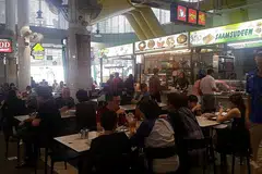 GERAI HALAL: Sehingga empat gerai menjual makanan halal di pusat penjaja Bukit Panjang yang termasuk gerai menjual makanan tradisional, nasi ayam dan hidangan India seperti nasi beriani dan rojak. - Foto-foto SHAHIDA SARHID