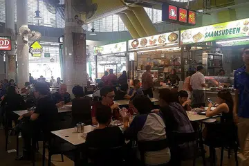 GERAI HALAL: Sehingga empat gerai menjual makanan halal di pusat penjaja Bukit Panjang yang termasuk gerai menjual makanan tradisional, nasi ayam dan hidangan India seperti nasi beriani dan rojak. - Foto-foto SHAHIDA SARHID