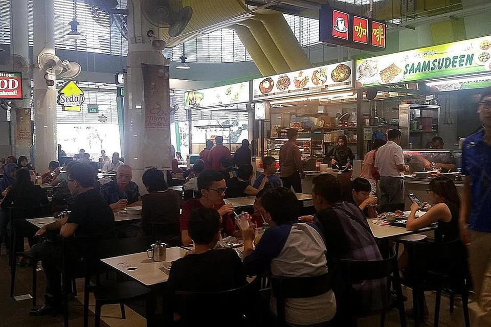 GERAI HALAL: Sehingga empat gerai menjual makanan halal di pusat penjaja Bukit Panjang yang termasuk gerai menjual makanan tradisional, nasi ayam dan hidangan India seperti nasi beriani dan rojak. - Foto-foto SHAHIDA SARHID