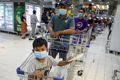 SEDIA HADAPI SEKATAN PERGERAKAN: Penduduk di Subang Jaya membanjiri pasar raya bagi mendapatkan barangan keperluan harian Isnin lalu selepas kerajaan Malaysia melaksanakan Perintah Kawalan Pergerakan Bersyarat (PKPB) di Kuala Lumpur, Putrajaya dan Selangor yang berlangsung selama 14 hari mulai semalam. - Foto REUTERS