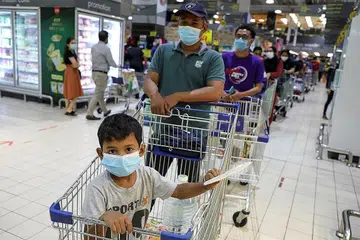SEDIA HADAPI SEKATAN PERGERAKAN: Penduduk di Subang Jaya membanjiri pasar raya bagi mendapatkan barangan keperluan harian Isnin lalu selepas kerajaan Malaysia melaksanakan Perintah Kawalan Pergerakan Bersyarat (PKPB) di Kuala Lumpur, Putrajaya dan Selangor yang berlangsung selama 14 hari mulai semalam. - Foto REUTERS
