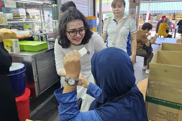 Calon baru Parti Tindakan Rakyat (PAP), Cik Hazlina Abdul Halim, yang juga merupakan mantan Presiden Persatuan Pemudi Islam Singapura (PPIS), bertemu penduduk di 50A Pasar Marine Terrace pada 22 Mac.