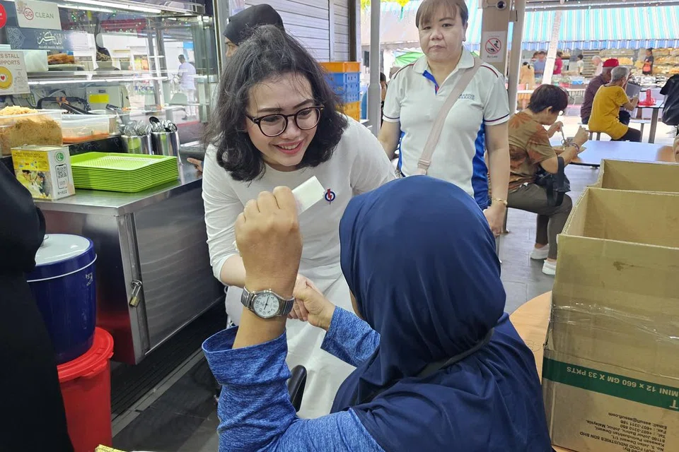 Calon baru Parti Tindakan Rakyat (PAP), Cik Hazlina Abdul Halim, yang juga merupakan mantan Presiden Persatuan Pemudi Islam Singapura (PPIS), bertemu penduduk di 50A Pasar Marine Terrace pada 22 Mac.