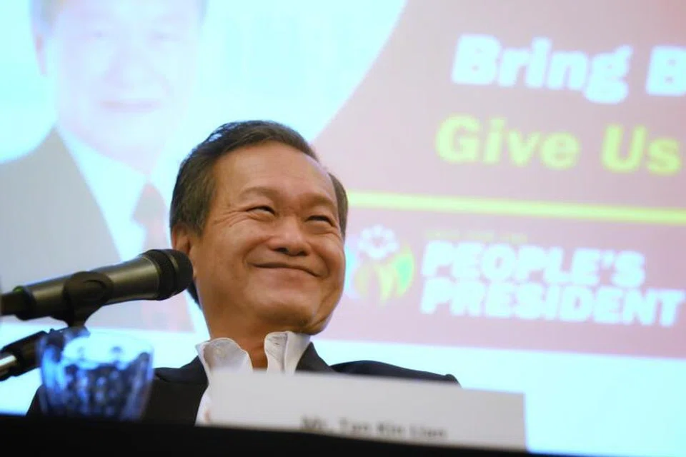 CALON BEBAS: Encik Tan Kin Lian, mantan ketua eksekutif NTUC Income, melancarkan kempen presidennya dengan tema ‘Bring Back Trust, Give Us Hope’ pada 11 Ogos.