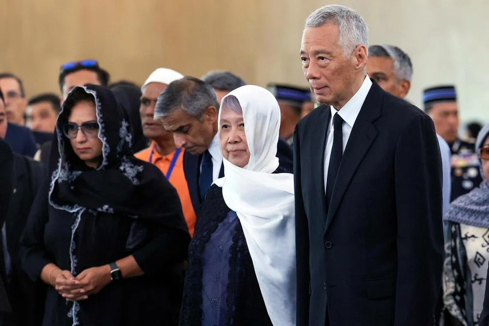 Menteri Kanan Singapura, Encik Lee Hsein Loong, dan isteri ketika memberi penghormatan terakhir kepada Perdana Menteri Malaysia kelima Tun Abdullah Ahmad Badawi di ruang solat utama di Masjid Negara pada 15 April.