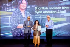 DIIKTIRAF ANUGERAH: Cik Shariffah Faaiqah Syed Abdullah Alkaff menerima Anugerah Pengupaya (kategori Janji) daripada Presiden Tharman Shanmugaratnam (kiri) dan Menteri Kanan Emeritus, Encik Goh Chok Tong (kanan). 