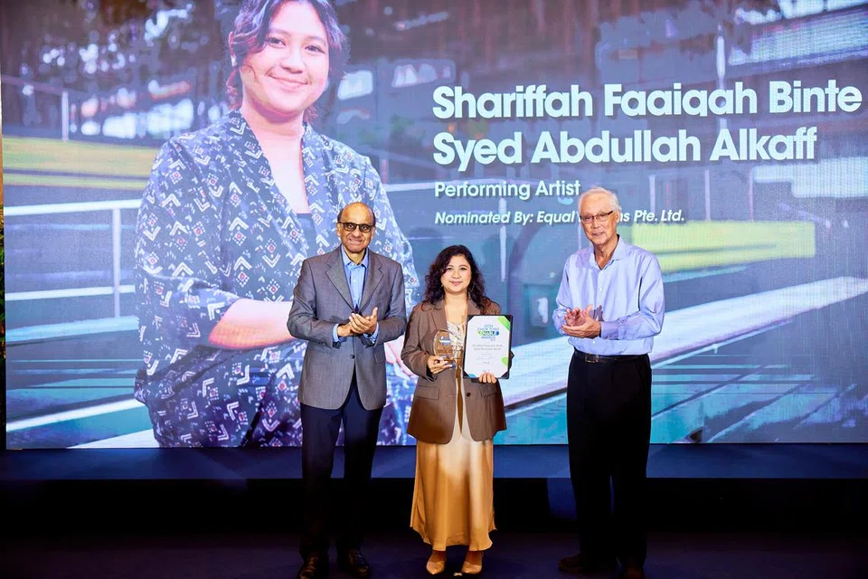 DIIKTIRAF ANUGERAH: Cik Shariffah Faaiqah Syed Abdullah Alkaff menerima Anugerah Pengupaya (kategori Janji) daripada Presiden Tharman Shanmugaratnam (kiri) dan Menteri Kanan Emeritus, Encik Goh Chok Tong (kanan). 