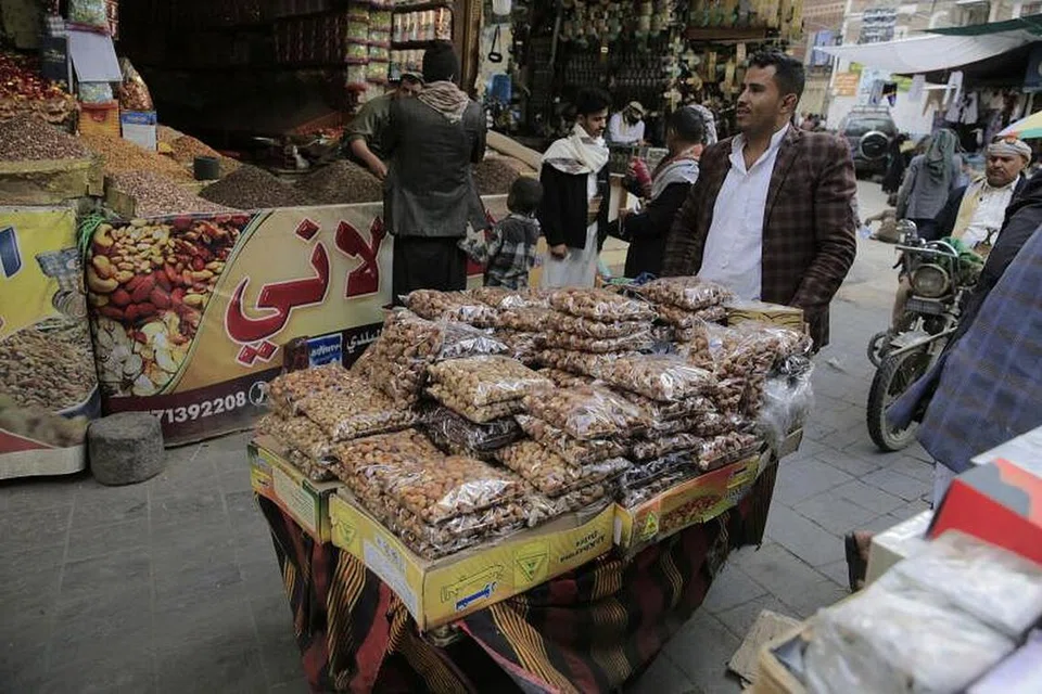 A vendor pushes a wheelbarrow with bags of dates, a popular appetizer for breaking the fast, at a market during the Muslim holy month of Ramadan, in Sana'a, Yemen, 25 March 2023. - Photo EPA-EFE