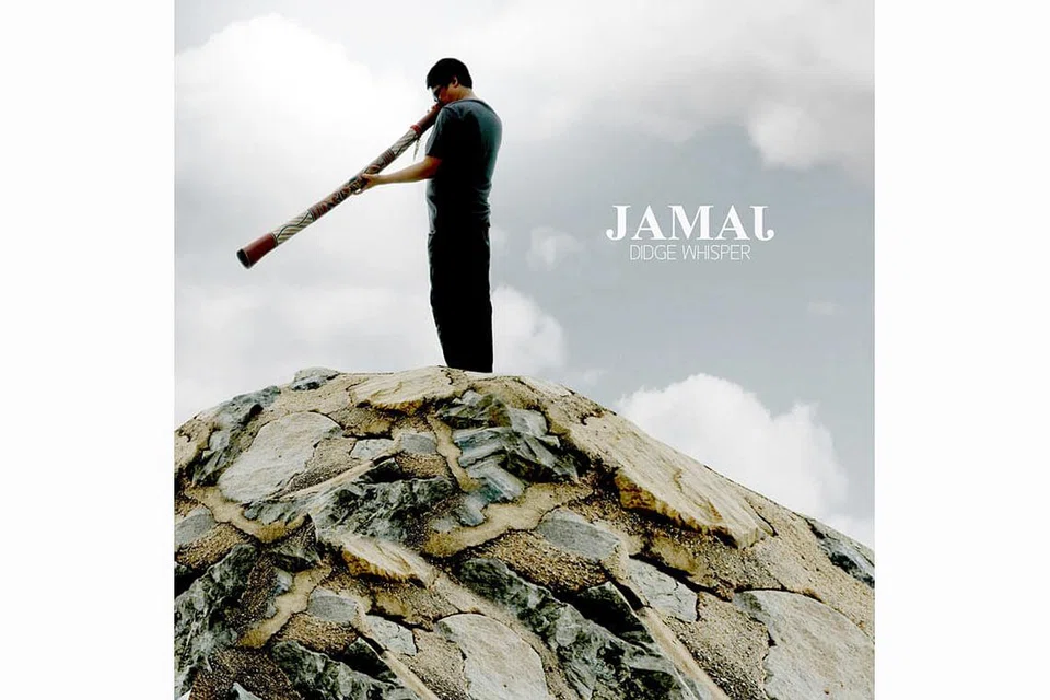 MUZIK ALAM: Jamal sudah bermain didgeridoo sejak sekitar 20 tahun lalu setelah terpukau kali pertama mendengarnya ketika di Australia. - Foto HAZELBAYU STUDIOS PTE LTD
