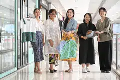 (Dari kiri) Cik Anseina Eliza; Cik Ratianah Tahir; Cik Junie Yeo; Cik Sabrina Goh; and Cik Xie Qian Qian merupakan antara yang terlibat dalam inisiatif baru Recustom.