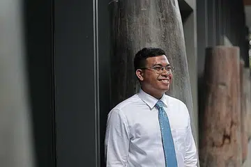 PENGAJIAN MENARA GADING: Penerima biasiswa PSC, Encik Zulhaqem Zulkifli, bakal melanjutkan pelajaran dalam pengajian agama Buddha di Universiti Oxford September nanti. - Foto BH oleh JASON QUAH