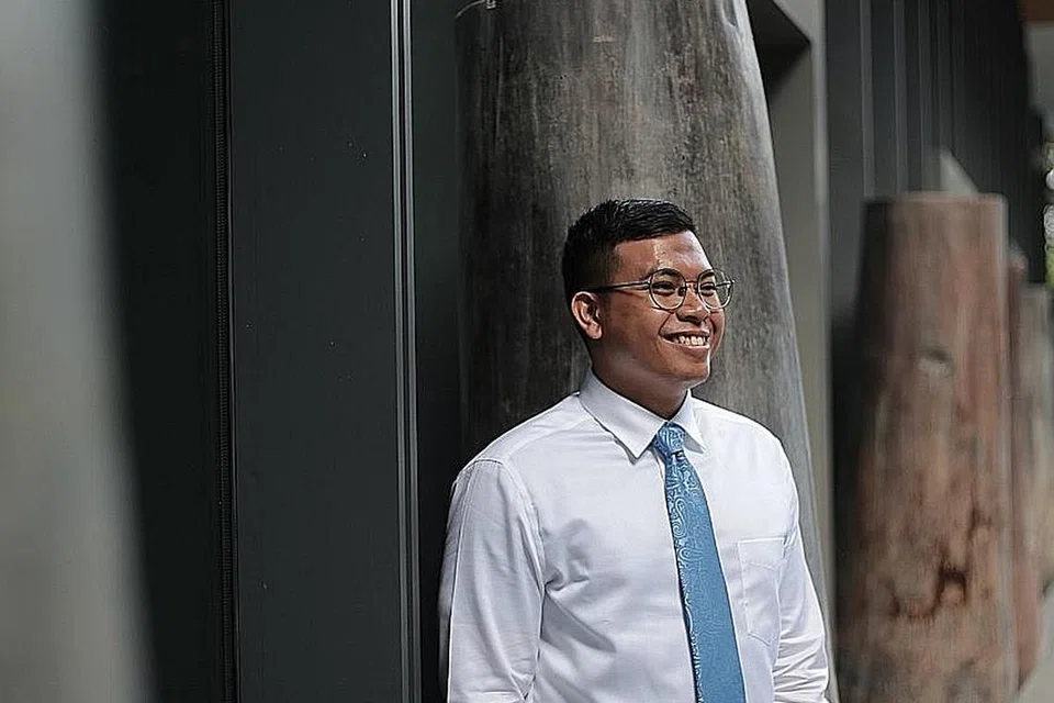 PENGAJIAN MENARA GADING: Penerima biasiswa PSC, Encik Zulhaqem Zulkifli, bakal melanjutkan pelajaran dalam pengajian agama Buddha di Universiti Oxford September nanti. - Foto BH oleh JASON QUAH