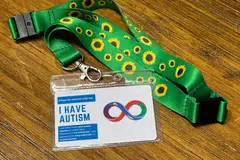 BERI ISYARAT: Lanyard bunga matahari ini adalah lambang seseorang itu mempunyai keperluan khas yang tidak dapat dilihat secara fizikal atau Hidden Disabilities.