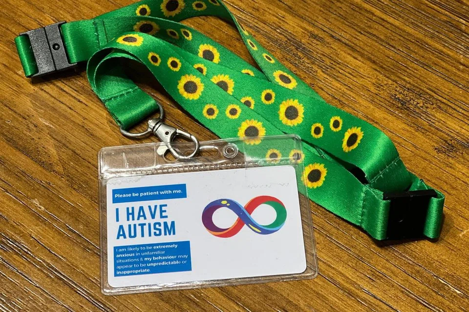 BERI ISYARAT: Lanyard bunga matahari ini adalah lambang seseorang itu mempunyai keperluan khas yang tidak dapat dilihat secara fizikal atau Hidden Disabilities.