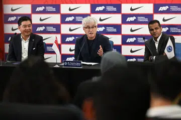 Tsutomu Ogura (tengah), bersama pesiden Persatuan Bola Sepak Singapura (FAS), Bernard Tan (kiri), dan setiausaha agung FAS, Yazeen Buhari, dalam satu sidang media bagi mengumumkan jurulatih baru skuad nasional di Stadium Jalan Besar pada 1 Februari. 