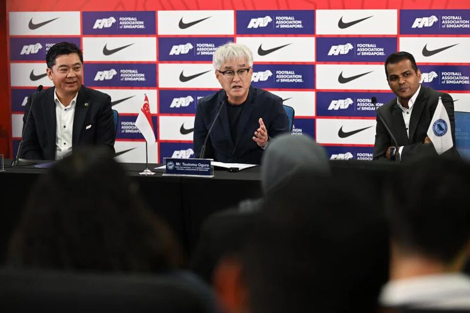 Tsutomu Ogura (tengah), bersama pesiden Persatuan Bola Sepak Singapura (FAS), Bernard Tan (kiri), dan setiausaha agung FAS, Yazeen Buhari, dalam satu sidang media bagi mengumumkan jurulatih baru skuad nasional di Stadium Jalan Besar pada 1 Februari. 