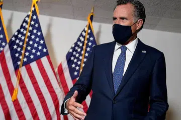 SETUJU HUKUM TRUMP: Senator Mitt Romney dari Utah, satu-satunya Republikan yang memilih untuk menghukum Encik Trump kerana beliau percaya mantan presiden itu telah melakukan salah laku semasa menyandang jawatan presiden AS. - Foto REUTERS