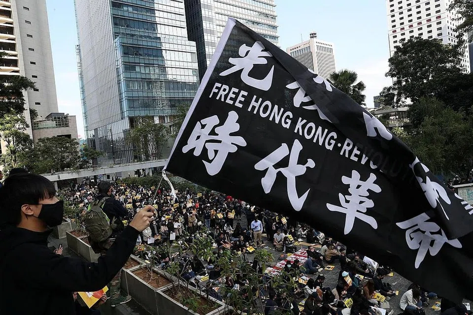 BERI KEBENARAN BERHIMPUN: Pihak berkuasa di Hong Kong memberi lampu hijau bagi penunjuk perasaan berhimpun hujung minggu ini. - Foto REUTERS