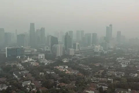 UDARA TERCEMAR: Pemandangan di Jakarta, Indonesia yang diselubungi jerebu pada 22 Ogos 2023. 