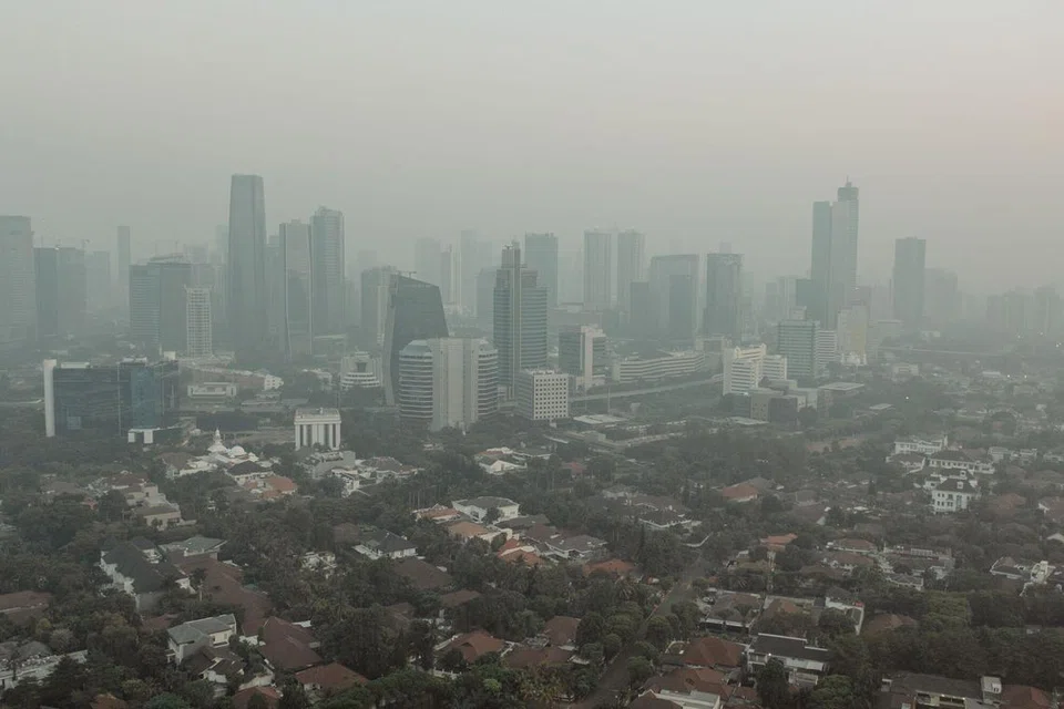 UDARA TERCEMAR: Pemandangan di Jakarta, Indonesia yang diselubungi jerebu pada 22 Ogos 2023. 
