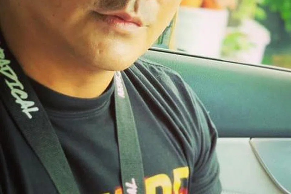 "Tahniah adik. Abang bangga dengan pencapaian adik. Abang tahu adik boleh buat sesuatu yang hebat dan mencapai sesuatu bukan sahaja buat diri Adik, tetapi untuk isteri dan anak-anak juga. Ingat pesanan Abang dalam perbualan pesanan langsung (DM) kita. Jangan pandang belakang dan pandang ke depan sahaja... barulah kita boleh ke hadapan. Semua rezeki bukan untuk diri kita sebagai suami dan ayah, tetapi untuk keluarga. Alhamdulillah, Allah naikkan Adik dan memberkati Adik dengan kembalinya dalam persada seni secara cemerlang. Kekal merendah hati selalu dan jauhi golongan yang toksik." - Catatan motivasi pelakon Singapura, Datuk Aaron Aziz, di Instagram buat Aliff Aziz.