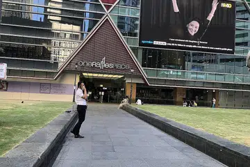SUASANA LENGANG: Keadaan waktu tengah hari di pekarangan Raffles Place agak sepi. - Foto BH oleh NORHAIZA HASHIM