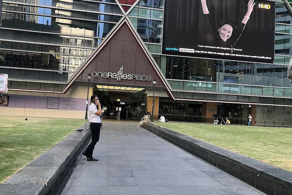SUASANA LENGANG: Keadaan waktu tengah hari di pekarangan Raffles Place agak sepi. - Foto BH oleh NORHAIZA HASHIM