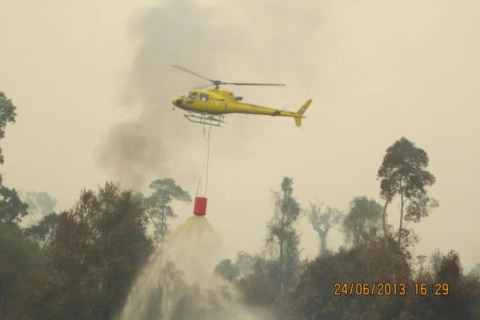 BENDUNG JEREBU: Gambar fail Indonesia menggunakan helikopter untuk memadam kebakaran di Siak Indrapura, wilayah Riau dengan melapaskan 500 liter air.  