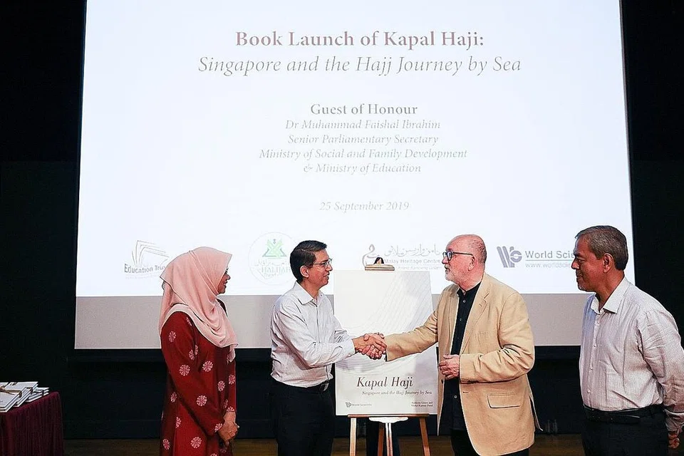 PELANCARAN BUKU KAPAL HAJI: (dari kiri) Cik Rahayu Buang, Dr Faishal, Encik Green dan Haji Abdul Razak di majlis pelancaran buku Kapal Haji: Singapore and the Hajj Journey by Sea di Taman Warisan Melayu. - Foto BH oleh ONG WEE JIN