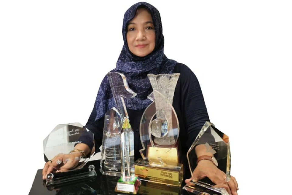KONGSI TIP DARIPADA PENGALAMAN: Penulis mapan, Cik Hartinah Ahmad, berkongsi tip menulis lirik yang baik dalam ceramah 'Lirik Lagu: Layu di Kelopak Waktu' yang diadakan melalui Zoom pada 11 September lalu. - Foto ihsan HARTINAH AHMAD