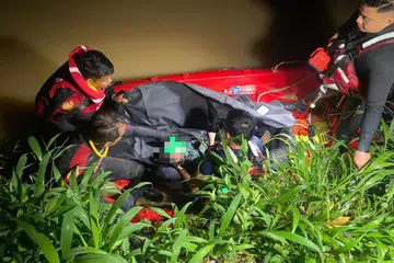 Anggota bomba mengangkat mayat kanak-kanak autistik yang ditemui lemas pada 11.15 malam 1 Mei, selepas terjatuh ke dalam Sungai Skudai di Kampung Sepakat Baru, Skudai, Johor Bahru.