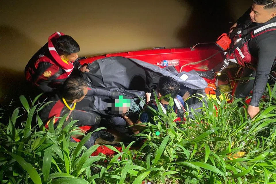 Anggota bomba mengangkat mayat kanak-kanak autistik yang ditemui lemas pada 11.15 malam 1 Mei, selepas terjatuh ke dalam Sungai Skudai di Kampung Sepakat Baru, Skudai, Johor Bahru.