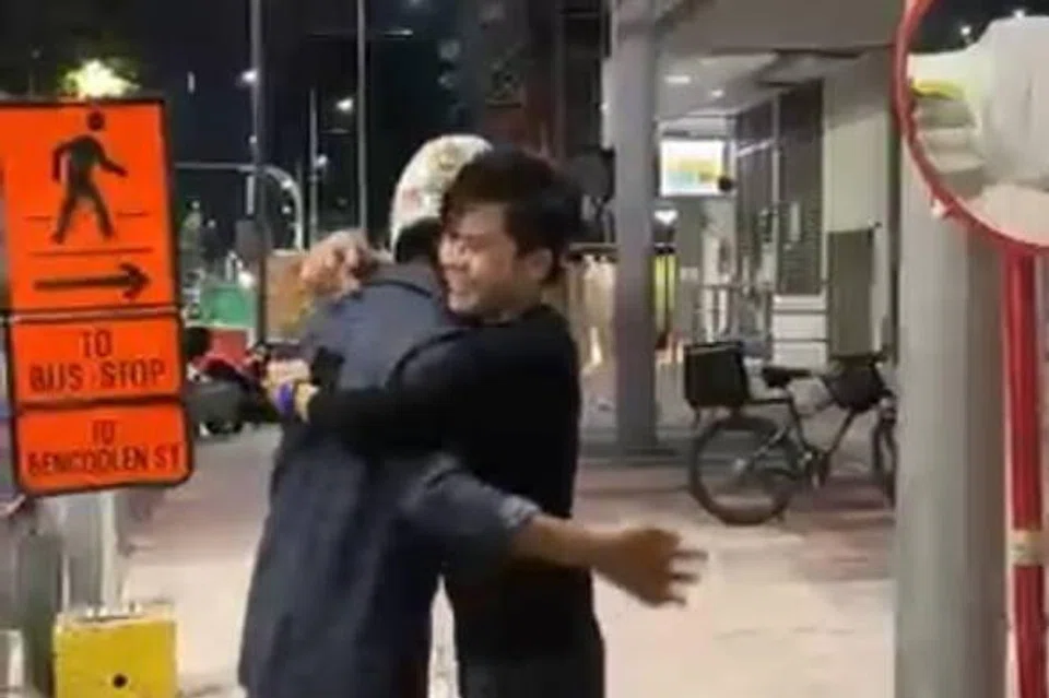 Encik Muhammad Danish Firdaus Ahmad Firdaus berjumpa dengan pengikutnya di Singapura yang ingin menemuinya dan memberinya $200, berhampiran hotel di luar Kompleks Fu Lu Shou pada dinihari 11 Oktober.