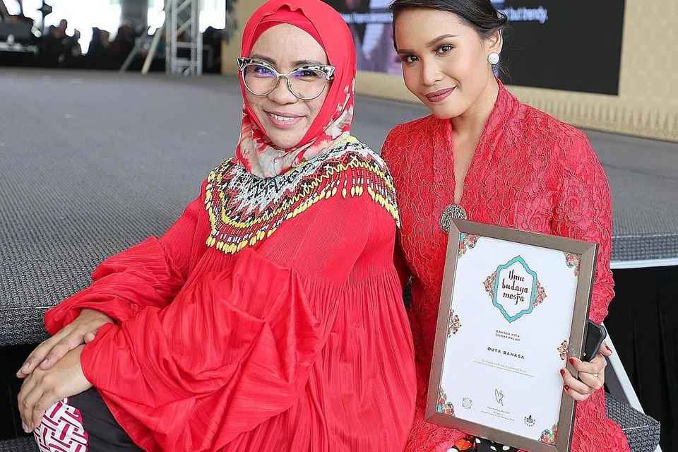 TERUS MENYUMBANG: Cik Asnida Daud (kiri) dan Cik Farhana M Noor masing-masing mahu terus menyumbang tenaga menggalak penggunaan bahasa Melayu khususnya dalam kalangan generasi muda. - Foto BH oleh JONATHAN CHOO