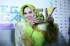 MANA 'JANJI MANISMU'?: Aishah yang menjadi juara program realiti 'Gegar Vaganza 4' berasa kecewa kerana sebahagian hadiah yang dijanjikan, masih belum diterima. Hadiah itu ialah satu lot tanah banglo. Penyanyi bersuara merdu itu juga kecewa kerana barang kemas yang dihadiahkan Datuk Seri Vida yang dikatakan bernilai RM80,000 pula didapati tidak mempunyai nilai kerana bukan berlian dan batu permata, sebaliknya jenis 'cubic zircona' dan batu sintetik. - Foto fail