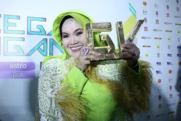 MANA 'JANJI MANISMU'?: Aishah yang menjadi juara program realiti 'Gegar Vaganza 4' berasa kecewa kerana sebahagian hadiah yang dijanjikan, masih belum diterima. Hadiah itu ialah satu lot tanah banglo. Penyanyi bersuara merdu itu juga kecewa kerana barang kemas yang dihadiahkan Datuk Seri Vida yang dikatakan bernilai RM80,000 pula didapati tidak mempunyai nilai kerana bukan berlian dan batu permata, sebaliknya jenis 'cubic zircona' dan batu sintetik. - Foto fail