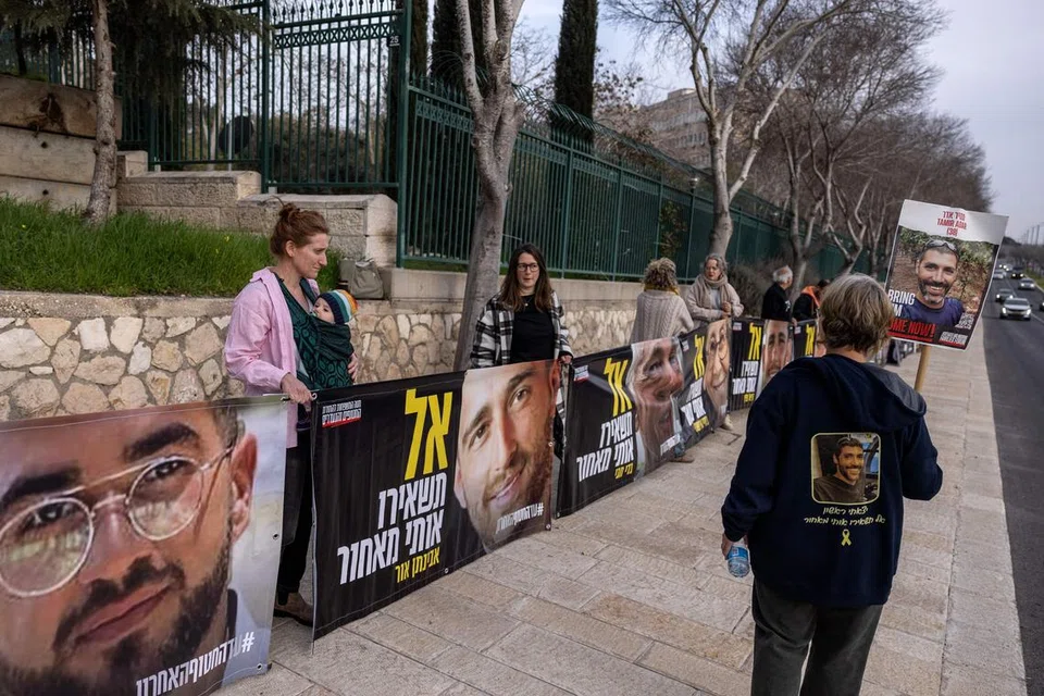 Para penyokong dan saudara-mara tebusan Israel yang masih ditahan di Jaluran Gaza sejak serangan oleh Hamas pada 7 Oktober 2023, mengadakan bantahan di hadapan pejabat perdana menteri di Baitulmakdis pada 3 Februari 2025. Mereka memegang gambar tebusan sambil menuntut supaya perjanjian dengan Hamas diselesaikan dan semua tahanan dibebaskan.