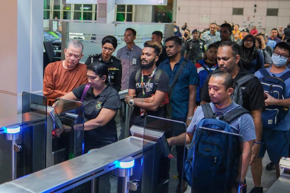 Timbalan Perdana Menteri Malaysia, Datuk Seri Fadillah Yusof (paling kiri), melihat sendiri proses perjalanan keluar masuk rakyat Malaysia untuk ke Singapura dalam tinjauan mengejutnya ke Kompleks Kastam, Imigresen dan Kuarantin (CIQ) Bangunan Sultan Iskandar (BSI) dan Kompleks Sultan Abu Bakar (KSAB), di Johor Bahru pada 27 Mei.