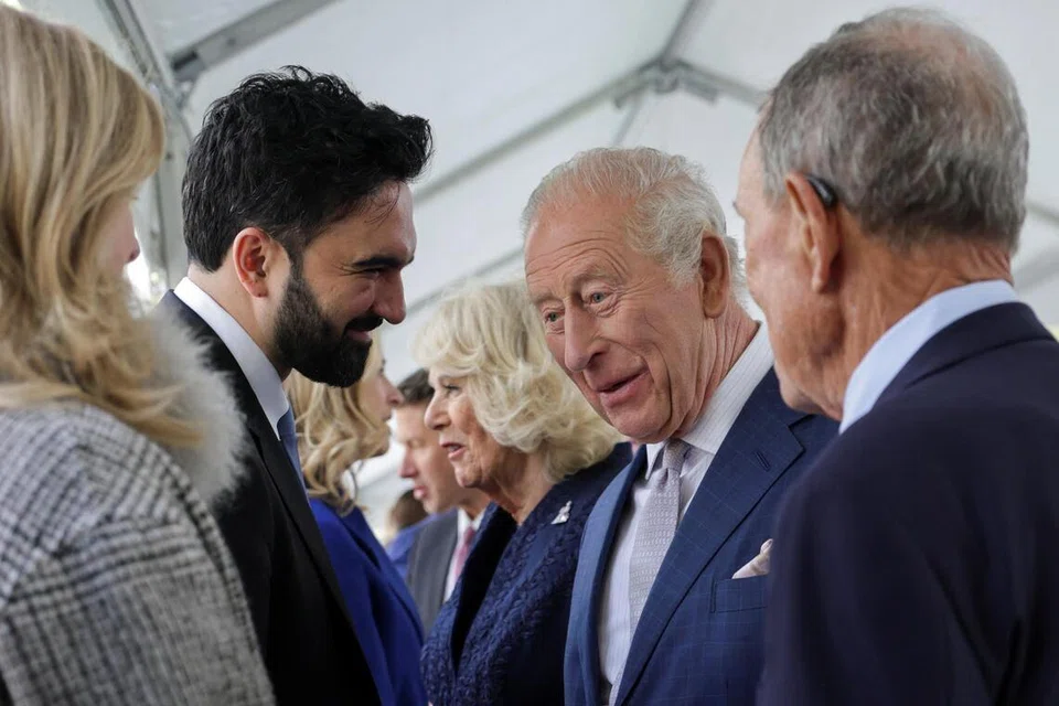 Raja Britain, Raja Charles, berdiri di sebelah Permaisuri Camilla ketika berinteraksi dengan Datuk Bandar New York, Zohran Mamdani, semasa lawatan ke Tugu Peringatan 9/11 di New York City, Amerika Syarikat, pada 29 April 2026.
