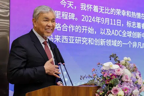 Timbalan Perdana Menteri, Datuk Seri Dr Ahmad Zahid Hamidi, yang juga Pengerusi Majlis Halal Negara berkata semua pihak tidak perlu berasa tergugat, apatah lagi ketika ini langkah mewajibkan penggunaan sijil halal itu masih pada peringkat cadangan.