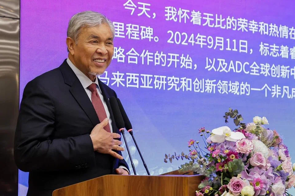 Timbalan Perdana Menteri, Datuk Seri Dr Ahmad Zahid Hamidi, yang juga Pengerusi Majlis Halal Negara berkata semua pihak tidak perlu berasa tergugat, apatah lagi ketika ini langkah mewajibkan penggunaan sijil halal itu masih pada peringkat cadangan.