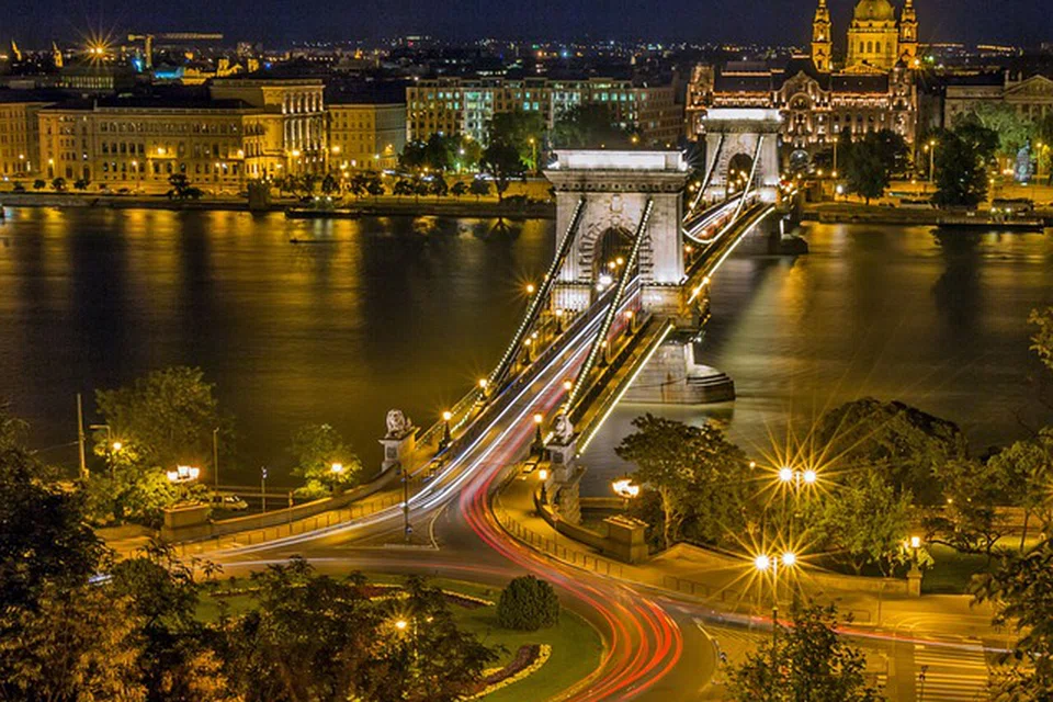BUDAPEST DI WAKTU MALAM: Cantik pemandangan di waktu malam sekitar kota di Hungary.