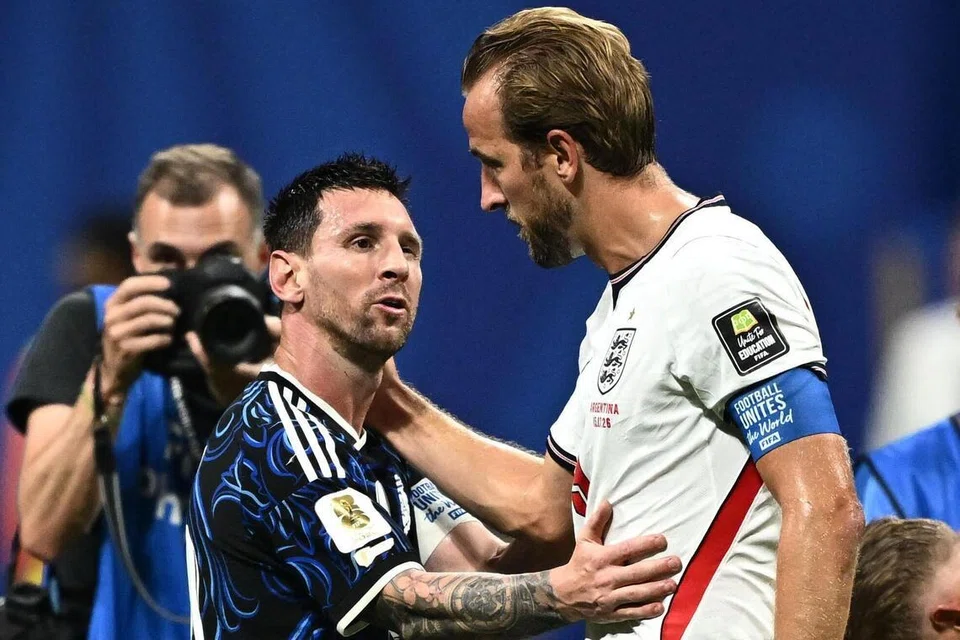 Bintang Argentina, Lionel Messi (kiri), berpelukan dengan kapten England, Harry Kane (kanan), sejurus tamat perlawanan.