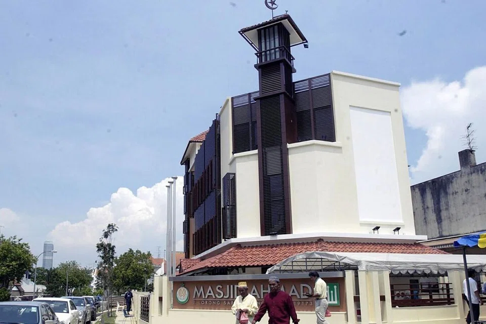 KEKAL HINGGA KINI: Masjid Ahmad di Lorong Sarhad ini yang dulunya sebuah masjid kampung, kini tersergam indah, seiringan dengan kawasan yang membangun di sekitarnya. 