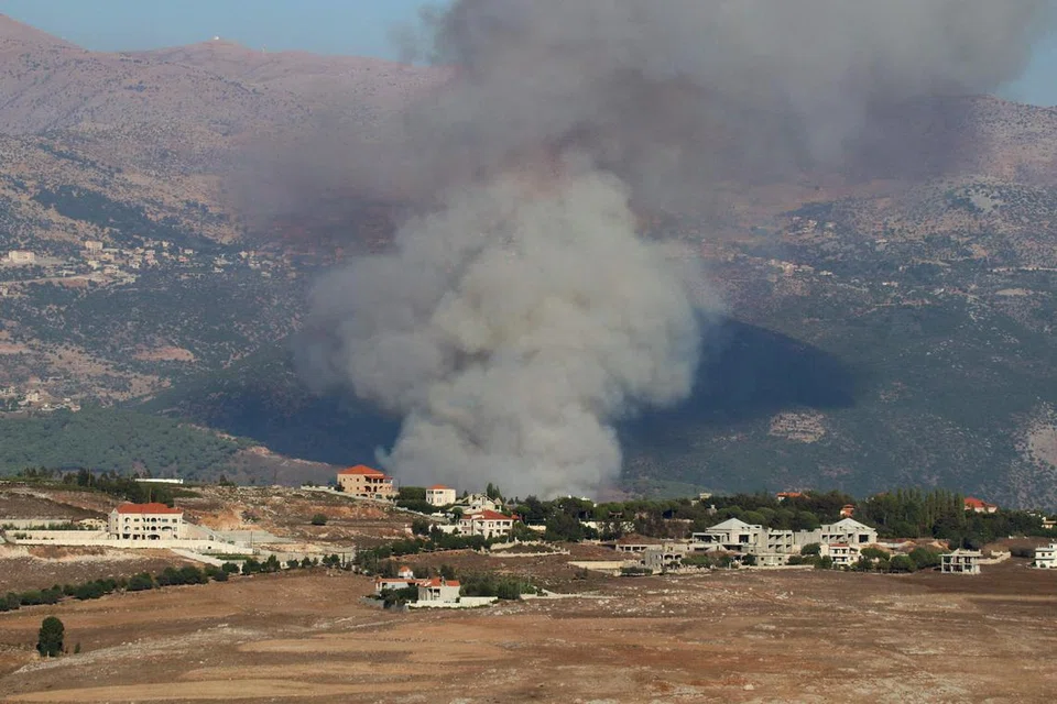 Kepulan asap dapat dilihat di perkampungan Kfar Hamam di Lebanon berikutan serangan udara Israel. 