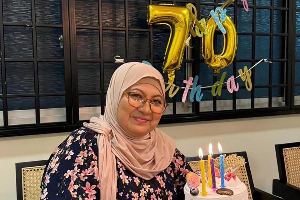 TETAP POSITIF: Cik Zaiton ketika menyambut ulang tahunnya yang ke-70 tahun.