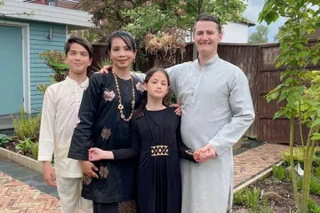 HARI PALING PANAS DI LONDON: Encik Ralf Wilden (kanan), Cik Siti Wilden (tengah), dan anak mereka, Rayan Putra Wilden dan Sofia Putri Wilden, tidak keluar sepanjang haba akibat panasnya yang tidak selesa dan ditahannya. - Foto ihsan CIK SITI WILDEN