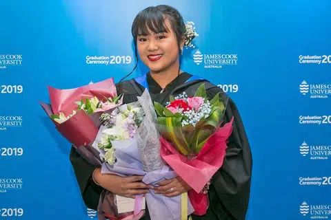 ATASI SEMPADAN BAHASA: Cik Khairunnisah bekerja sambil belajar di hotel mewah Jepun, The Peninsula Tokyo, demi meninjau operasi luar negara. - Foto UNIVERSITI JAMES COOK