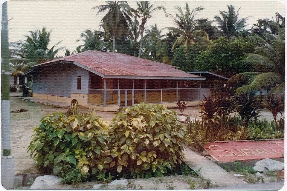 PEMBANGUNAN MASJID: Dari masjid kampung seperti ini, masyarakat Islam hari ini dapat melaksanakan ibadah dalam keselesaan masjid gah seperti Masjid Yusof Ishak hasil sumbangan masyarakat. - Foto MUIS.